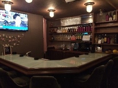 Snack Pipeline（スナック　パイプライン）の店内。丁度良い高さのカウンター