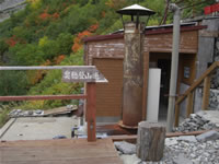 小屋横