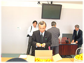 知事、試食